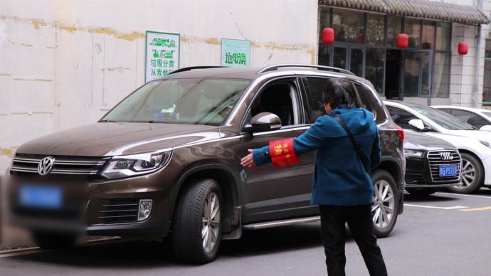 六旬女門衛為殘疾記者常年守護車位：社長都不能停