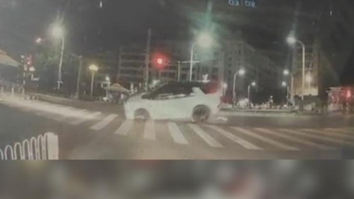 肇慶一客車與警車相撞后再撞一車,三車受損