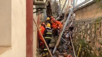 湖北黄石危房拆迁房屋倒塌致两人被困，消防部门紧急救援