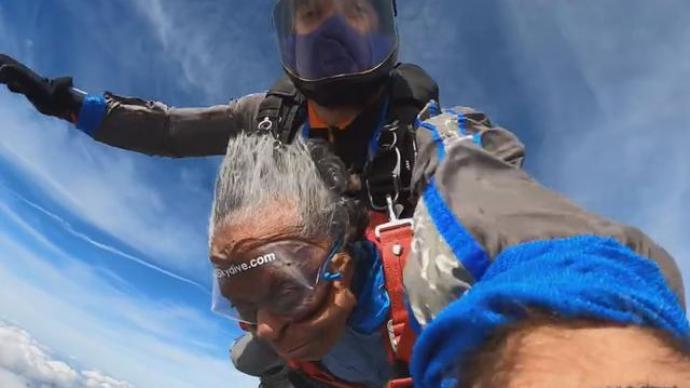 為102歲生日慶生，美國一老人完成1萬英尺高空跳傘