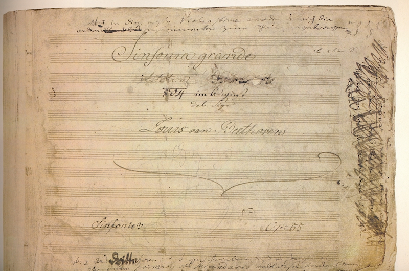 贝多芬《英雄交响曲》手稿扉页（页面上的孔洞为作曲家勾销的拿破仑的献词）