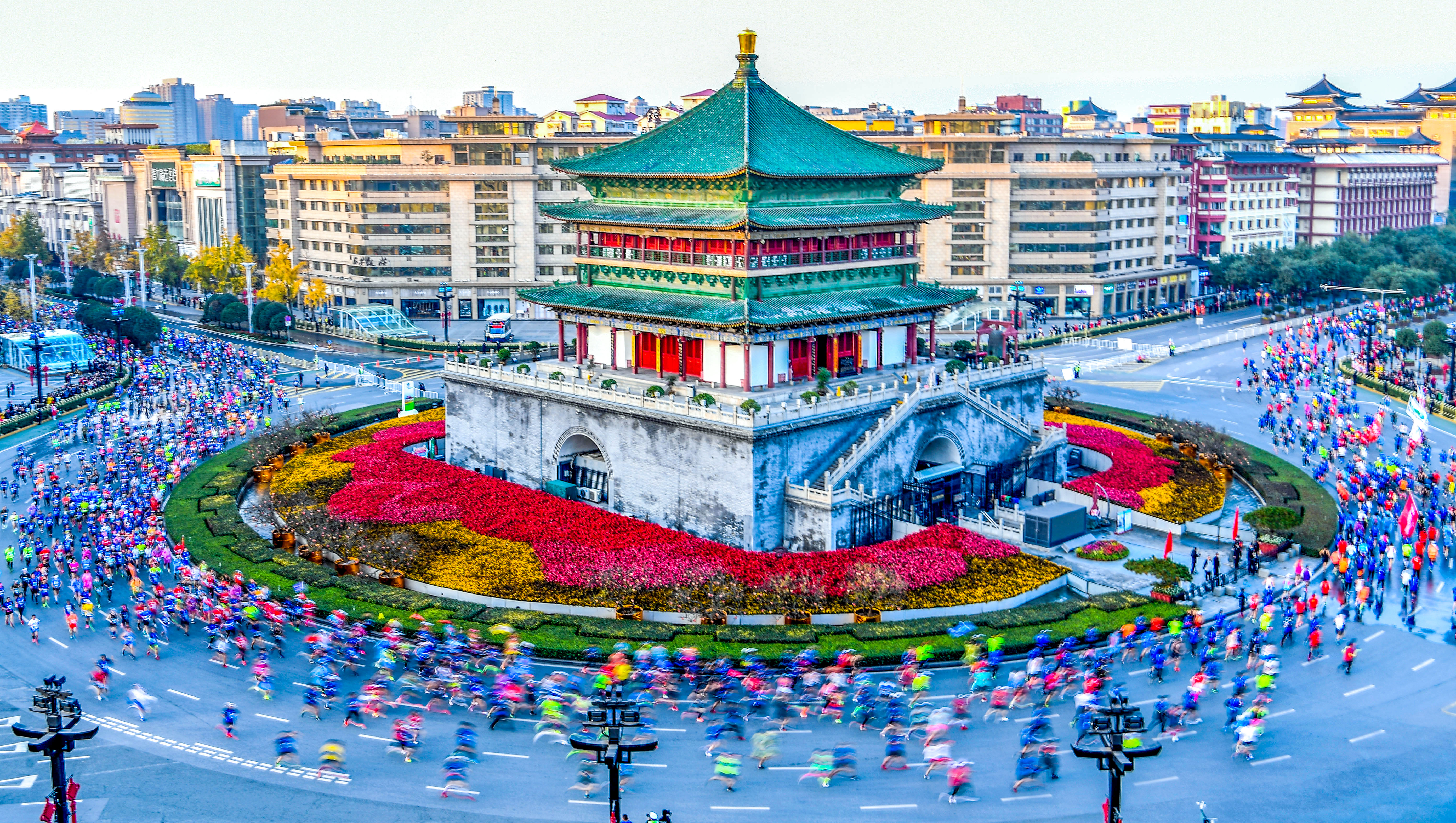 全国各地2万4千名热情的跑友在一路奔跑中领略西安古今交融的城市风景