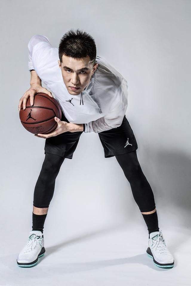 郭艾伦是aj的代言人.