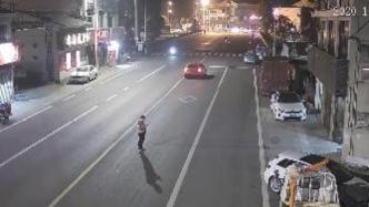 夜间穿马路时驻足路中央看手机，温州男子被车撞飞肋骨骨折