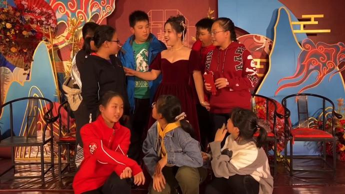 小学生组队参加老师婚礼,老师为每人准备红包