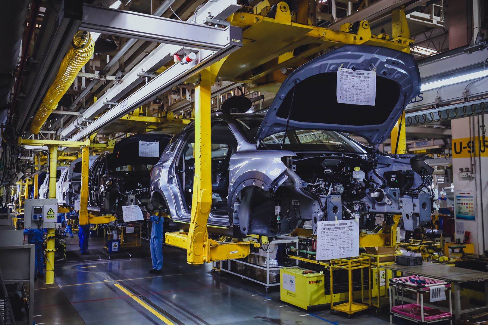 &nbsp;下图均为总装车间.