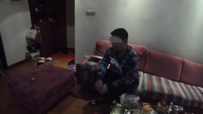 小伙不愿上班與母親吵架后砸電視,民警發(fā)出靈魂拷問