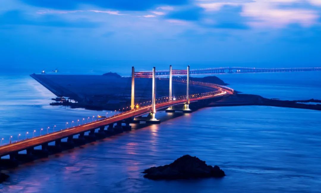 东海大桥:在打造交通强国背景下,浦东的国际航运中心还将延伸发展作为