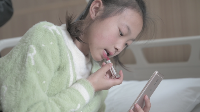 《人间世》烟花女孩骨肉瘤复发截肢,渴望再度战胜病魔