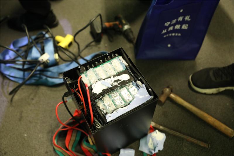 改装电瓶车的电池均为自行拼装