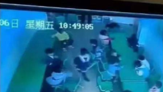 安徽歙县警方通报托管机构幼师摔打男童：孩子左手受伤