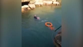 女孩落水，正游玩的61岁英国驻重庆领事馆总领事跳水救起