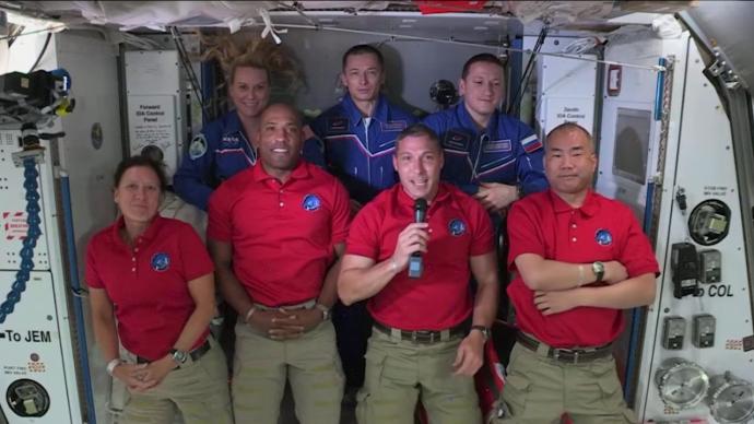 龙飞船舱门开启，7名宇航员齐聚空间站