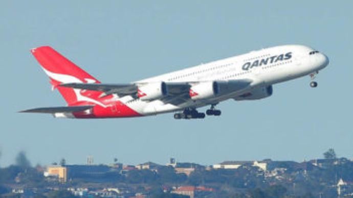 澳航低空飞越悉尼港纪念成立100周年