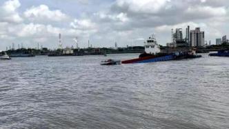一货船在上海杨浦水产三批码头附近自沉，船上2人被安全接下