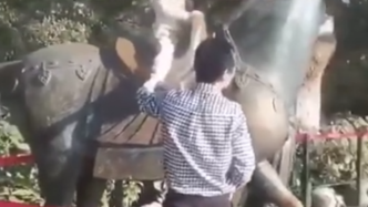 阻止游客的孩子骑雕塑，杭州西湖保安遭辱骂“像狗一样”