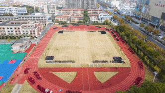 千名中學生花式跑操，畫面如真人版貪吃蛇