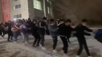 新疆大学天然滑梯引学生扶肩排队玩：南方人得不到的快乐