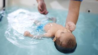 新生儿游泳意外多发，专家：应禁止三个月以内的婴幼儿游泳