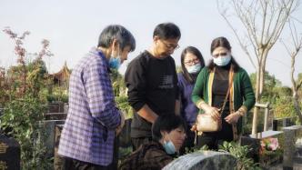 上海“殺妻焚尸案”受害者父母淚灑墓前，為女兒帶來最愛奶茶