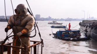 货船载800吨钢材在上海水域自沉，两人被救钢材正打捞出水