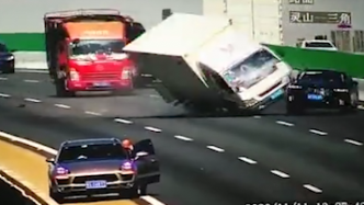 货车高速上撞疑似“千斤顶”侧翻致小车坠桥，交警：仍在调查