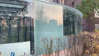 北京一小区55户业主玻璃接连自爆原因不明，开发商：将更换