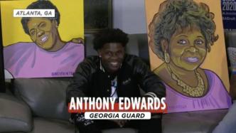 陪伴NBA状元爱德华兹的是两幅画像，那是他逝去的母亲外婆