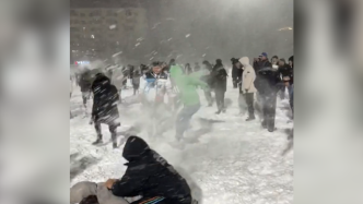 大雪过后，东北学生穿着大花棉裤用脸盆打雪仗