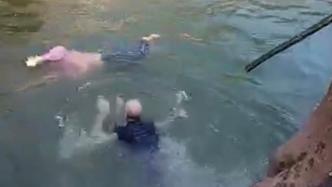 暖闻｜女子在景区游玩落水，61岁英国驻重庆总领事跳水施救