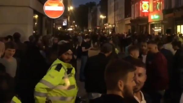 英国酒吧恢复营业首日:人潮汹涌无视社交距离
