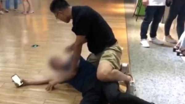 抱摔猥亵男的交警火了：想告诉那女孩受到伤害时会有人站出来_直击现场_澎湃新闻-The Paper