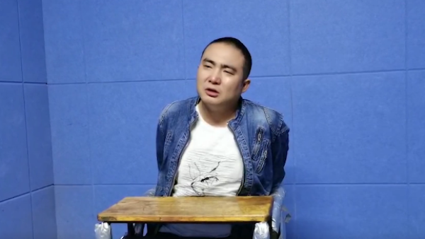 张家口花臂男酒后当街将79岁老人打骨折还自称黑社会