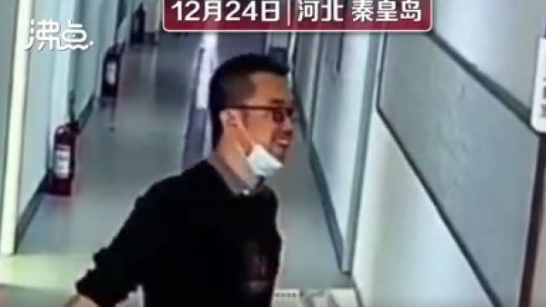 上一秒疲惫不堪下一秒笑容满面，老师教室外“变脸”视频走红_澎湃号·政务_澎湃新闻-The Paper