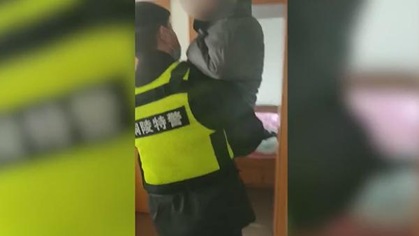 铜陵一小学生因成绩不好被脱光衣服赶出门，民警心疼送其回家