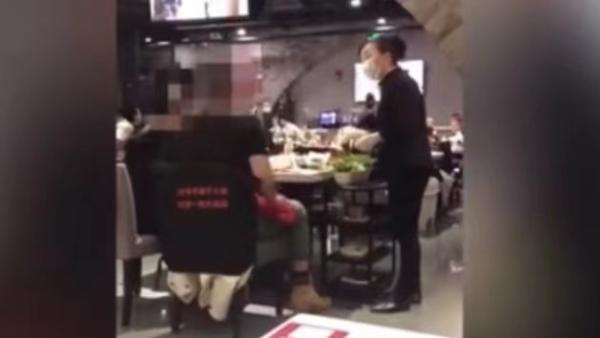 服务员制止顾客浪费被怼“管得着吗”,餐厅颁发安慰奖