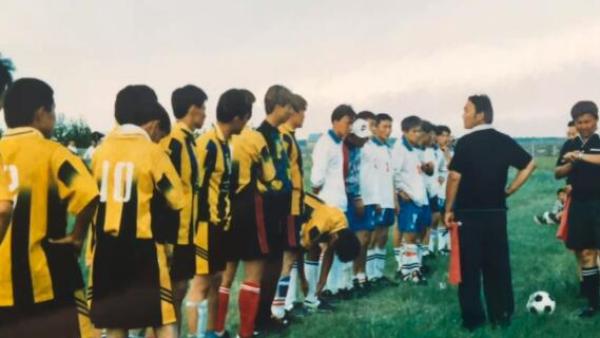 开着拖拉机去踢球!内蒙古牧民们的“世界杯”已经34年了