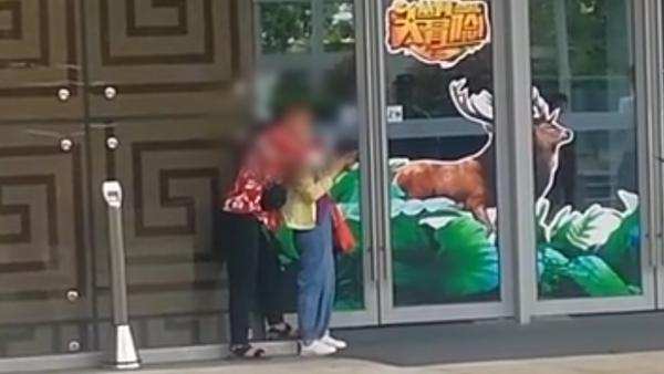 成都警方:武侯万达外发生伤人挟持事件,女性人质安全获救