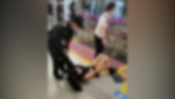 女子被西安地铁保安拖拽，目击者：事发时车厢内有人喊救命