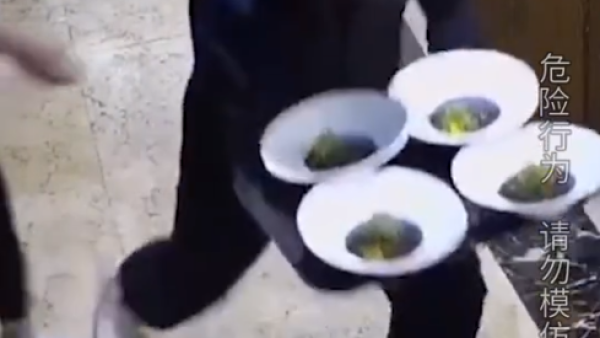 服务员不慎滑倒却稳稳护住托盘,手中4盘菜完好无损