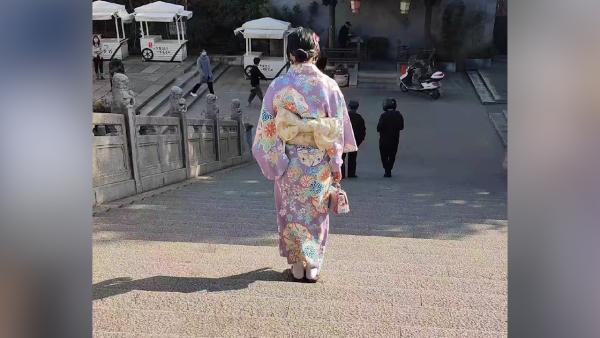 警方通报国家公祭日女子穿和服逛街:严厉批评教育