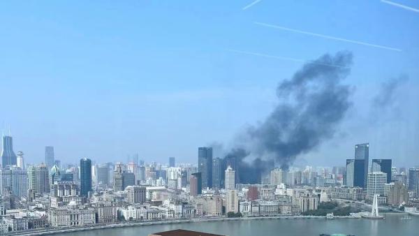 上海静安一建筑工地发生建筑垃圾火灾，无人员伤亡