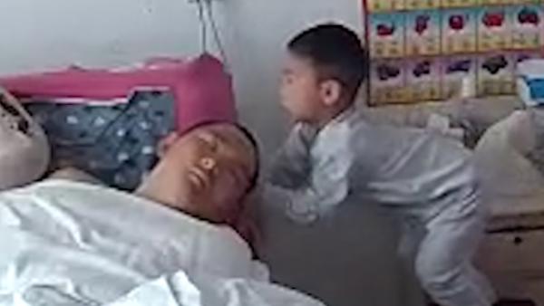 三岁幼童模仿家人照顾植物人父亲,母亲相信生活在变好