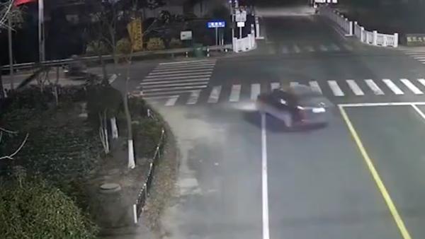男子酒后开车尾随骑车女子,抢劫5元被判3年3个月