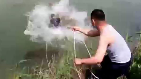 妻子因琐事与丈夫吵架后轻生,民警3小时搜寻在河中将其救起