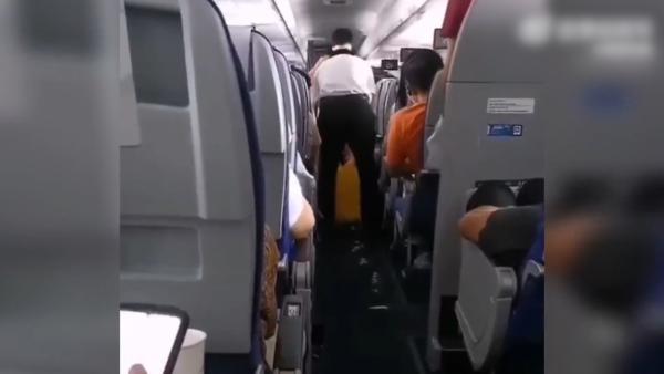 旅客航班上排便遭谴责，航司：老年人大小便失禁并非故意