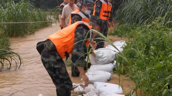 “暹芭”台风来袭发生决口，广西北海武警一线封堵七环视频澎湃新闻 The Paper 4834