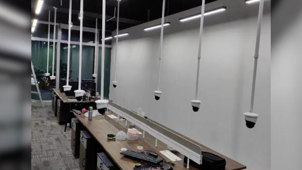 工位安装摄像头防员工摸鱼?写字楼回应系游戏公司防泄密
