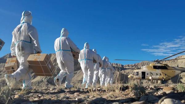 西藏阿里部分地区发生洪灾,直升机架起空中救援通道