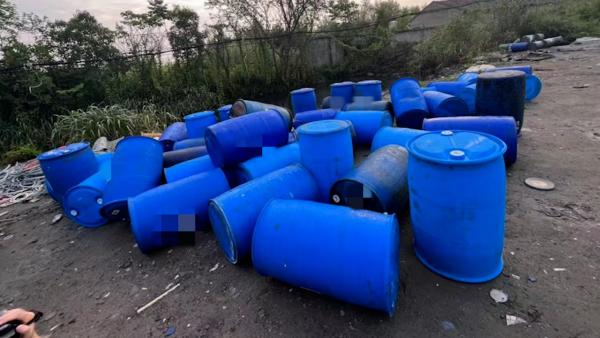浙江萧山警方缴获被非法处置的废旧化工桶3万余只